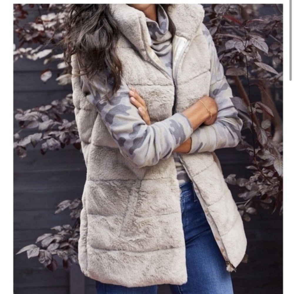 Evereve • Gray Faux Fur Vest Small